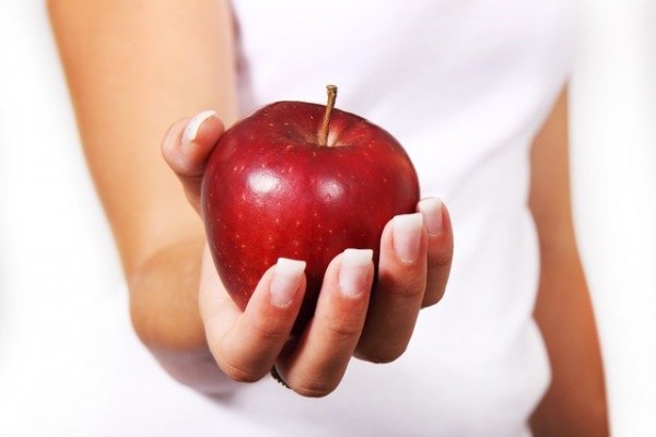 яблоко в руке женщины