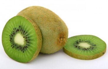 Маска для лица из киви и хурмы